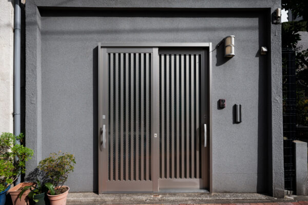 Puertas antiokupa: cómo funcionan y cuánto cuestan